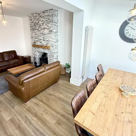 Peasholm Place - Hot Tub Hire At Additional Cost Available - Overlooking Peasholm Park - Near And North Bay Amenities *