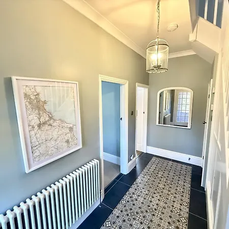 Peasholm Place - Hot Tub Hire At Additional Cost Available - Overlooking Peasholm Park - Near And North Bay Amenities