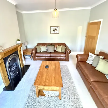 Peasholm Place - Hot Tub Hire At Additional Cost Available - Overlooking Peasholm Park - Near And North Bay Amenities With 2 Spaces On Driveway