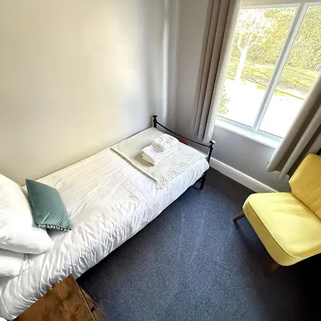 Дом отдыха Peasholm Place - Hot Tub Hire At Additional Cost Available - Overlooking Peasholm Park - Near And North Bay Amenities