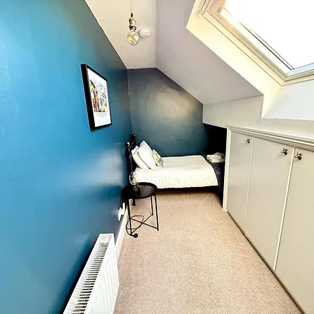 Peasholm Place - Hot Tub Hire At Additional Cost Available - Overlooking Peasholm Park - Near And North Bay Amenities With 2 Spaces On Driveway *