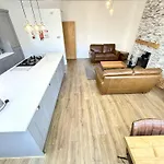 Peasholm Place - Hot Tub Hire At Additional Cost Available - Overlooking Peasholm Park - Near And North Bay Amenities With 2 Spaces On Driveway * Scarborough