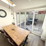 Peasholm Place - Hot Tub Hire At Additional Cost Available - Overlooking Peasholm Park - Near And North Bay Amenities With 2 Spaces On Driveway *