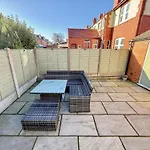 Peasholm Place - Hot Tub Hire At Additional Cost Available - Overlooking Peasholm Park - Near And North Bay Amenities With 2 Spaces On Driveway Feriehus