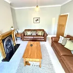 Peasholm Place - Hot Tub Hire At Additional Cost Available - Overlooking Peasholm Park - Near And North Bay Amenities With 2 Spaces On Driveway
