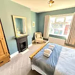 Peasholm Place - Hot Tub Hire At Additional Cost Available - Overlooking Peasholm Park - Near And North Bay Amenities With 2 Spaces On Driveway Скарборо