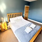Peasholm Place - Hot Tub Hire At Additional Cost Available - Overlooking Peasholm Park - Near And North Bay Amenities With 2 Spaces On Driveway Дом отдыха