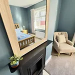 Дом отдыха Peasholm Place - Hot Tub Hire At Additional Cost Available - Overlooking Peasholm Park - Near And North Bay Amenities With 2 Spaces On Driveway *