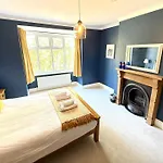 Peasholm Place - Hot Tub Hire At Additional Cost Available - Overlooking Peasholm Park - Near And North Bay Amenities With 2 Spaces On Driveway Feriehus