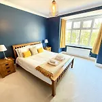 Peasholm Place - Hot Tub Hire At Additional Cost Available - Overlooking Peasholm Park - Near And North Bay Amenities With 2 Spaces On Driveway * Скарборо