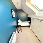 Peasholm Place - Hot Tub Hire At Additional Cost Available - Overlooking Peasholm Park - Near And North Bay Amenities With 2 Spaces On Driveway *