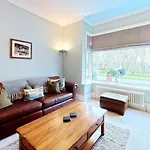 Peasholm Place - Hot Tub Hire At Additional Cost Available - Overlooking Peasholm Park - Near And North Bay Amenities With 2 Spaces On Driveway Скарборо