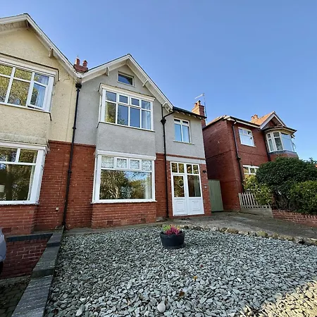 Casa de Férias Peasholm Place - Hot Tub Hire At Additional Cost Available - Overlooking Peasholm Park - Near And North Bay Amenities With 2 Spaces On Driveway *
