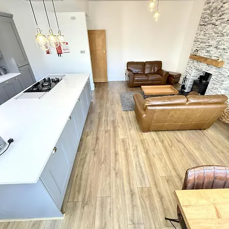 Peasholm Place - Hot Tub Hire At Additional Cost Available - Overlooking Peasholm Park - Near And North Bay Amenities With 2 Spaces On Driveway * סקארבורו