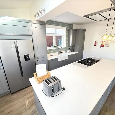 Peasholm Place - Hot Tub Hire At Additional Cost Available - Overlooking Peasholm Park - Near And North Bay Amenities 度假居 *