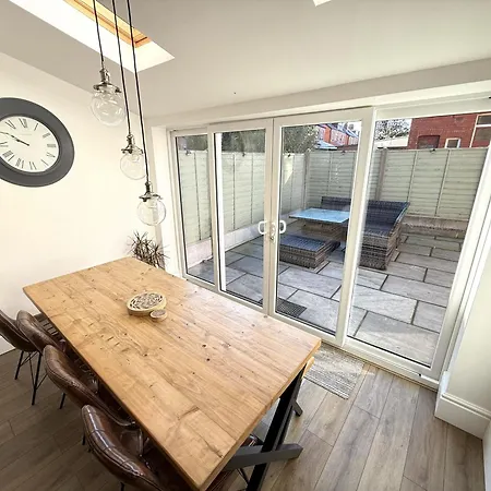 Peasholm Place - Hot Tub Hire At Additional Cost Available - Overlooking Peasholm Park - Near And North Bay Amenities *