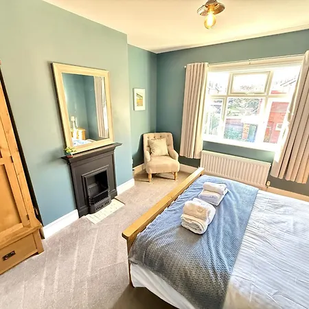 Peasholm Place - Hot Tub Hire At Additional Cost Available - Overlooking Peasholm Park - Near And North Bay Amenities With 2 Spaces On Driveway Scarborough