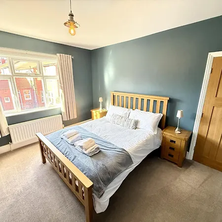 Peasholm Place - Hot Tub Hire At Additional Cost Available - Overlooking Peasholm Park - Near And North Bay Amenities With 2 Spaces On Driveway Casa de Férias