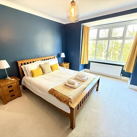 Peasholm Place - Hot Tub Hire At Additional Cost Available - Overlooking Peasholm Park - Near And North Bay Amenities With 2 Spaces On Driveway * Scarborough