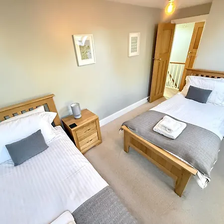 Casa de Férias Peasholm Place - Hot Tub Hire At Additional Cost Available - Overlooking Peasholm Park - Near And North Bay Amenities With 2 Spaces On Driveway *