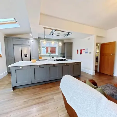 Casa de Férias Peasholm Place - Hot Tub Hire At Additional Cost Available - Overlooking Peasholm Park - Near And North Bay Amenities With 2 Spaces On Driveway