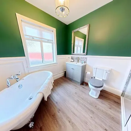 Hébergement de vacances Peasholm Place - Hot Tub Hire At Additional Cost Available - Overlooking Peasholm Park - Near And North Bay Amenities With 2 Spaces On Driveway