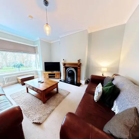 Hébergement de vacances Peasholm Place - Hot Tub Hire At Additional Cost Available - Overlooking Peasholm Park - Near And North Bay Amenities With 2 Spaces On Driveway