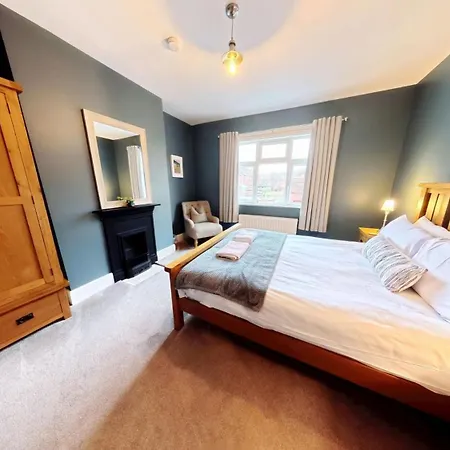 Casa de Férias Peasholm Place - Hot Tub Hire At Additional Cost Available - Overlooking Peasholm Park - Near And North Bay Amenities With 2 Spaces On Driveway *