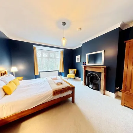 Peasholm Place - Hot Tub Hire At Additional Cost Available - Overlooking Peasholm Park - Near And North Bay Amenities With 2 Spaces On Driveway Casa de Férias *