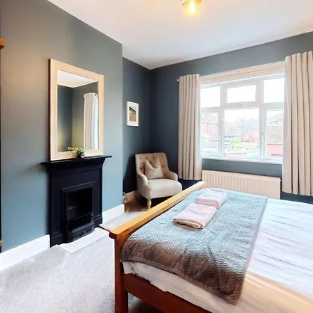 Peasholm Place - Hot Tub Hire At Additional Cost Available - Overlooking Peasholm Park - Near And North Bay Amenities With 2 Spaces On Driveway Casa de Férias Scarborough