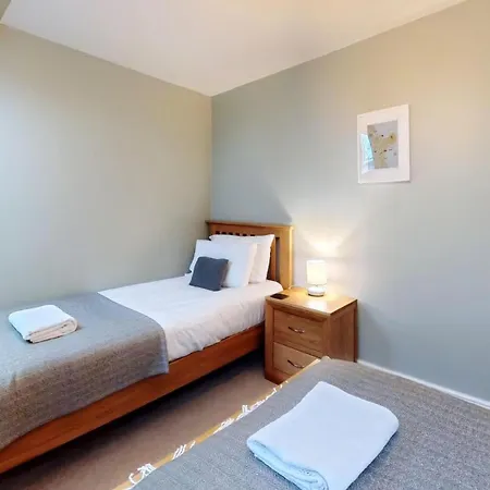 Peasholm Place - Hot Tub Hire At Additional Cost Available - Overlooking Peasholm Park - Near And North Bay Amenities With 2 Spaces On Driveway Casa de Férias