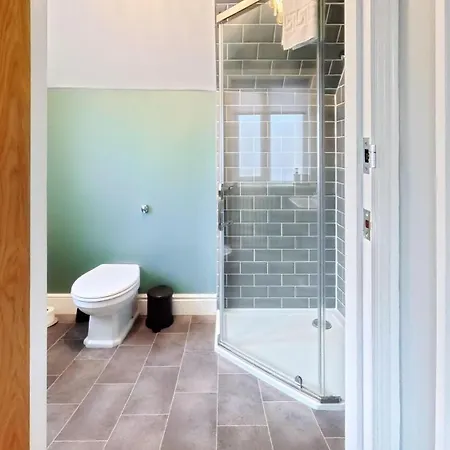 Casa de Férias Peasholm Place - Hot Tub Hire At Additional Cost Available - Overlooking Peasholm Park - Near And North Bay Amenities With 2 Spaces On Driveway *