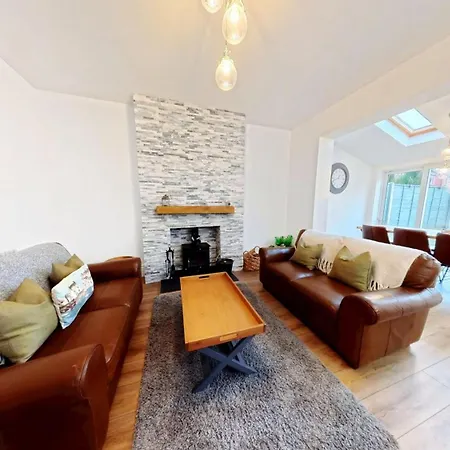 Holiday home Peasholm Place - Hot Tub Hire At Additional Cost Available - Overlooking Peasholm Park - Near And North Bay Amenities With 2 Spaces On Driveway *