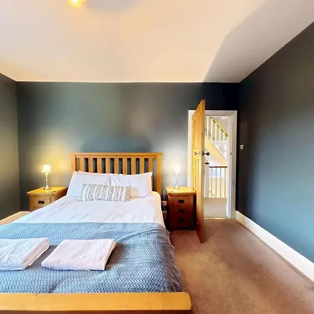 Peasholm Place - Hot Tub Hire At Additional Cost Available - Overlooking Peasholm Park - Near And North Bay Amenities With 2 Spaces On Driveway Scarborough