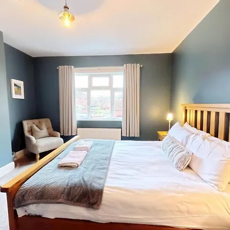 Holiday home Peasholm Place - Hot Tub Hire At Additional Cost Available - Overlooking Peasholm Park - Near And North Bay Amenities With 2 Spaces On Driveway *