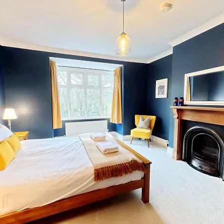 Holiday home Peasholm Place - Hot Tub Hire At Additional Cost Available - Overlooking Peasholm Park - Near And North Bay Amenities With 2 Spaces On Driveway Scarborough