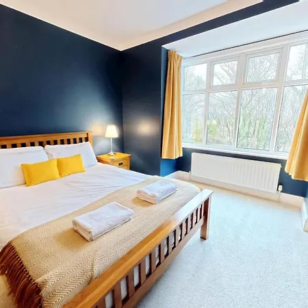 Holiday home Peasholm Place - Hot Tub Hire At Additional Cost Available - Overlooking Peasholm Park - Near And North Bay Amenities With 2 Spaces On Driveway Scarborough