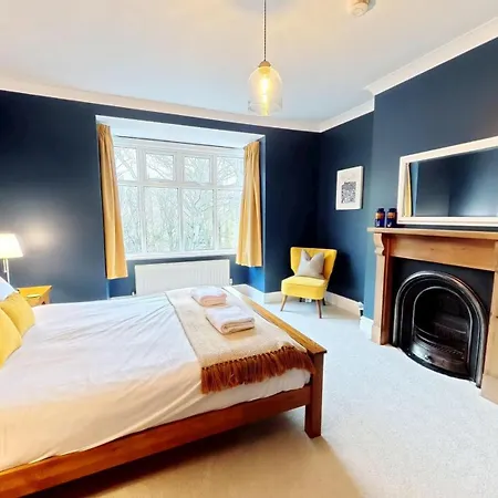 Holiday home Peasholm Place - Hot Tub Hire At Additional Cost Available - Overlooking Peasholm Park - Near And North Bay Amenities With 2 Spaces On Driveway *