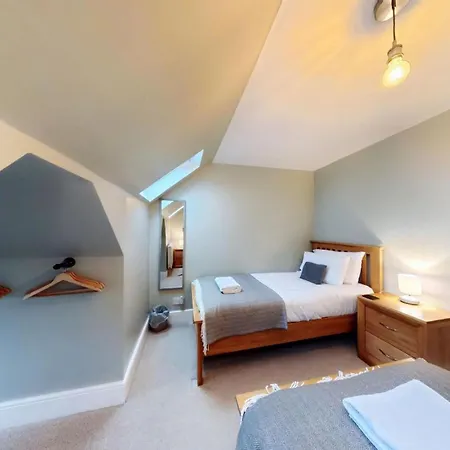 Holiday home Peasholm Place - Hot Tub Hire At Additional Cost Available - Overlooking Peasholm Park - Near And North Bay Amenities With 2 Spaces On Driveway