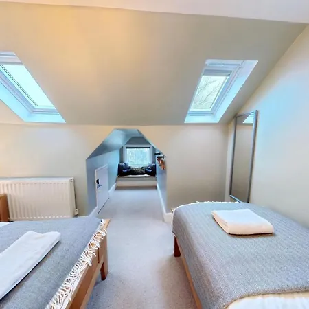 Holiday home Peasholm Place - Hot Tub Hire At Additional Cost Available - Overlooking Peasholm Park - Near And North Bay Amenities With 2 Spaces On Driveway *