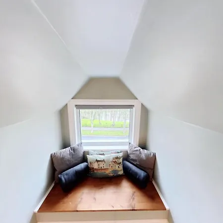 Holiday home Peasholm Place - Hot Tub Hire At Additional Cost Available - Overlooking Peasholm Park - Near And North Bay Amenities With 2 Spaces On Driveway *