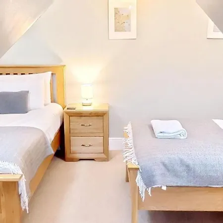 Holiday home Peasholm Place - Hot Tub Hire At Additional Cost Available - Overlooking Peasholm Park - Near And North Bay Amenities With 2 Spaces On Driveway *