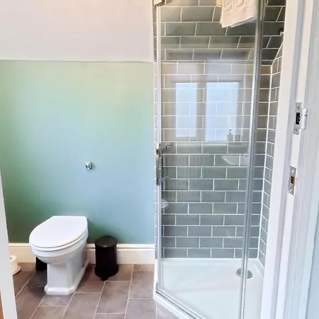 Holiday home Peasholm Place - Hot Tub Hire At Additional Cost Available - Overlooking Peasholm Park - Near And North Bay Amenities With 2 Spaces On Driveway Scarborough