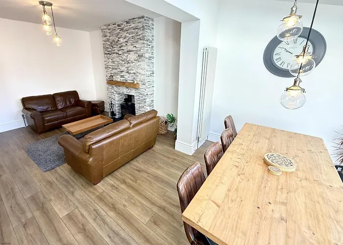 Peasholm Place - Hot Tub Hire At Additional Cost Available - Overlooking Peasholm Park - Near And North Bay Amenities With 2 Spaces On Driveway *