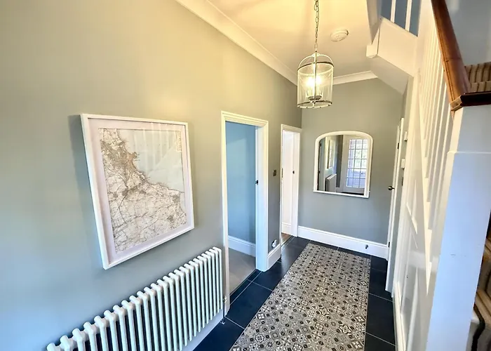 Peasholm Place - Hot Tub Hire At Additional Cost Available - Overlooking Peasholm Park - Near And North Bay Amenities With 2 Spaces On Driveway