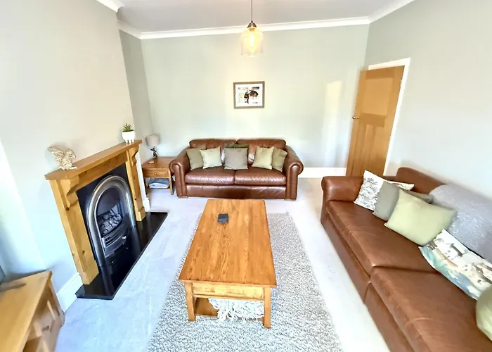 Peasholm Place - Hot Tub Hire At Additional Cost Available - Overlooking Peasholm Park - Near And North Bay Amenities With 2 Spaces On Driveway