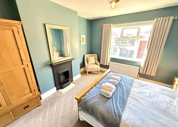 Peasholm Place - Hot Tub Hire At Additional Cost Available - Overlooking Peasholm Park - Near And North Bay Amenities With 2 Spaces On Driveway Scarborough