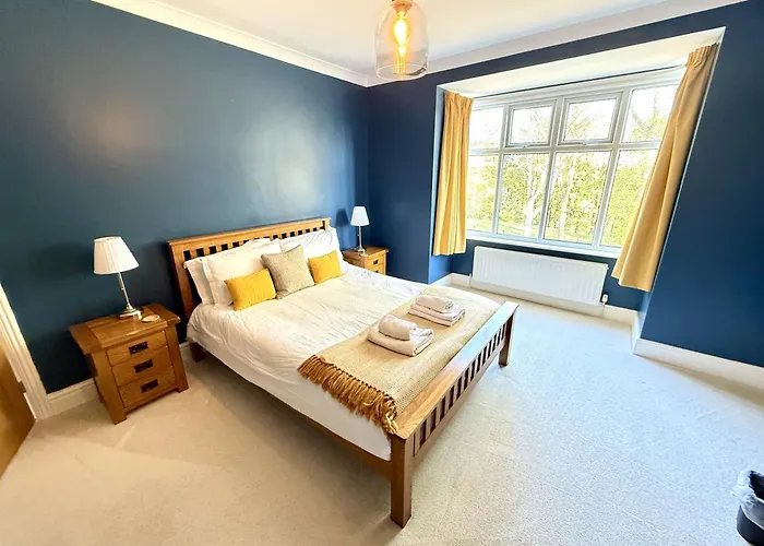 Peasholm Place - Hot Tub Hire At Additional Cost Available - Overlooking Peasholm Park - Near And North Bay Amenities With 2 Spaces On Driveway * Scarborough