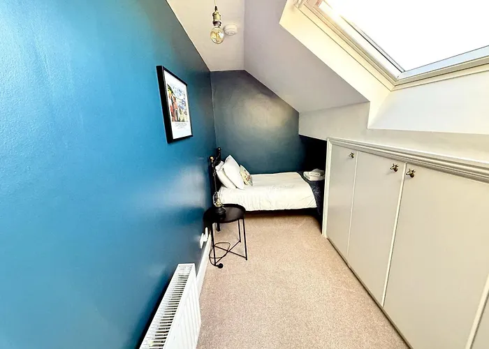 Peasholm Place - Hot Tub Hire At Additional Cost Available - Overlooking Peasholm Park - Near And North Bay Amenities With 2 Spaces On Driveway *