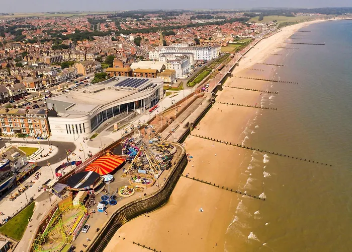 Peasholm Place - Hot Tub Hire At Additional Cost Available - Overlooking Peasholm Park - Near And North Bay Amenities With 2 Spaces On Driveway Scarborough